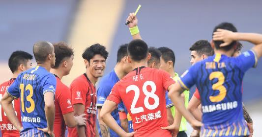  VAR争议判罚引主帅不满  